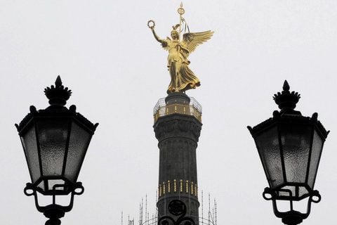 Die vergoldete Viktoria, von den Berlinern «Goldelse» getauft, hat während der Sanierung unter anderem eine neue Haut aus hunderten Gold-Blättchen bekommen. (FOTO: DPA)