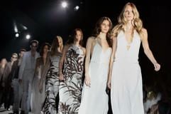 Models präsentieren auf dem Hockenheimring die neue Hugo Boss-Kollektion des Sommers 2007. (Foto: dpa)