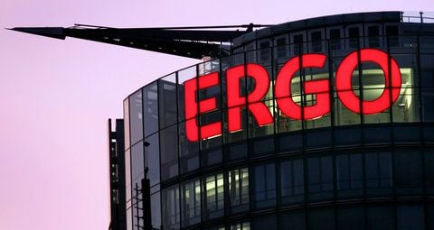 Logo des Versicherungskonzerns Ergo an der Zentrale in Düsseldorf. Beim Versicherungskonzern sind weitere Sexreisen bekannt geworden. (FOTO: DPA)