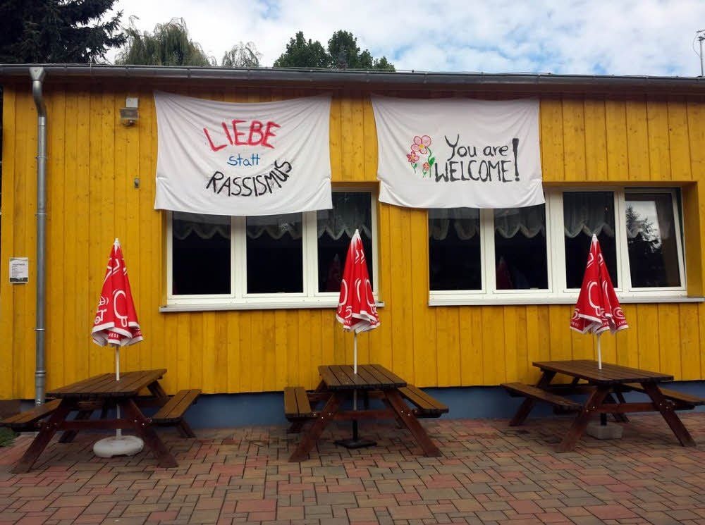 An der Jugendherberge Kretzschau hängen Laken mit Willkommensgrüßen an Flüchtlinge.