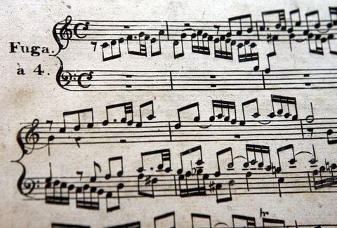 Ein Notenblatt aus dem «Wohltemperierten Klavier» von J.S. Bach. In Sachsen Anhalt erhalten zehn Musikschulen eine staatliche Anerkennung. (ARCHIVFOTO: DDP)