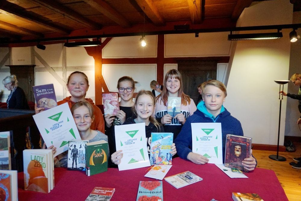 Annabell Schulze, Lara Kolditz, Emely Müller, Nelly Richter, Leni Jolin Oelhausen und Clemens Nowarra (v .l.) sind die besten Vorleser der Sekundarschule Annaburg. Im Schulausscheid ist Nelly Richter zur Siegerin gekürt worden.