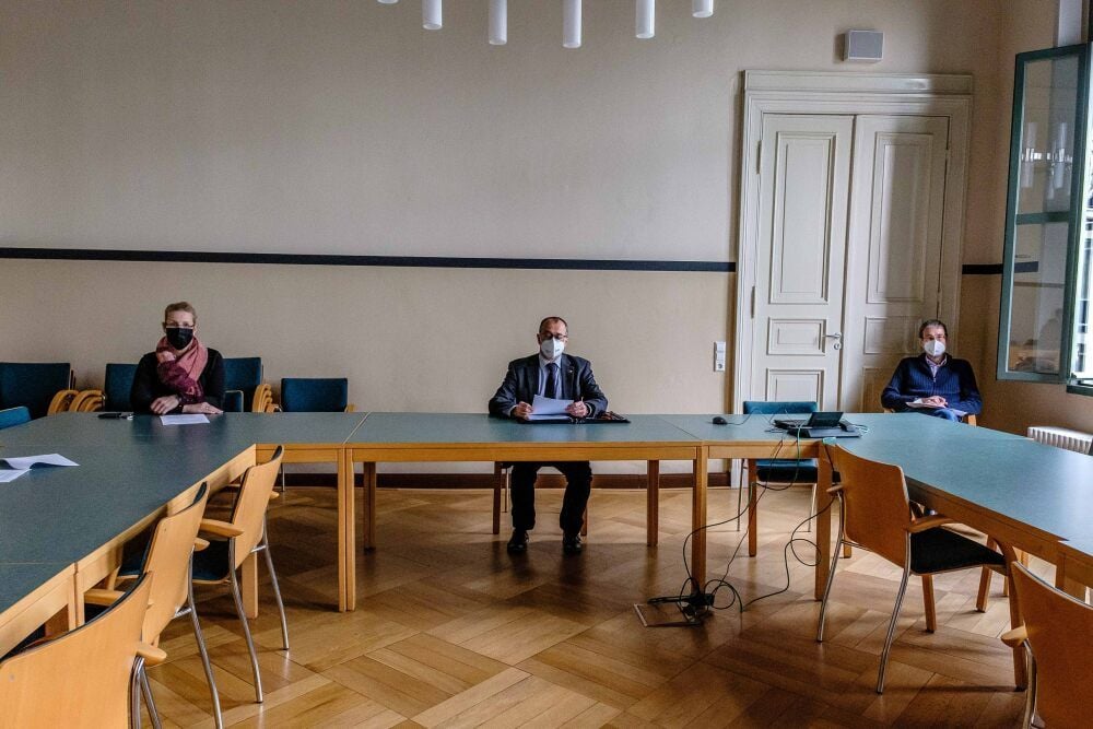 Abstand ist das Gebot der Stunde - auch auf Pressekonferenzen. Hier wird im Landratsamt die neue Allgemeinverfügung des Landkreises Wittenberg vorgestellt: Stephanie Seidig, Jörg Hartmann, Michael Hable (v.l.).