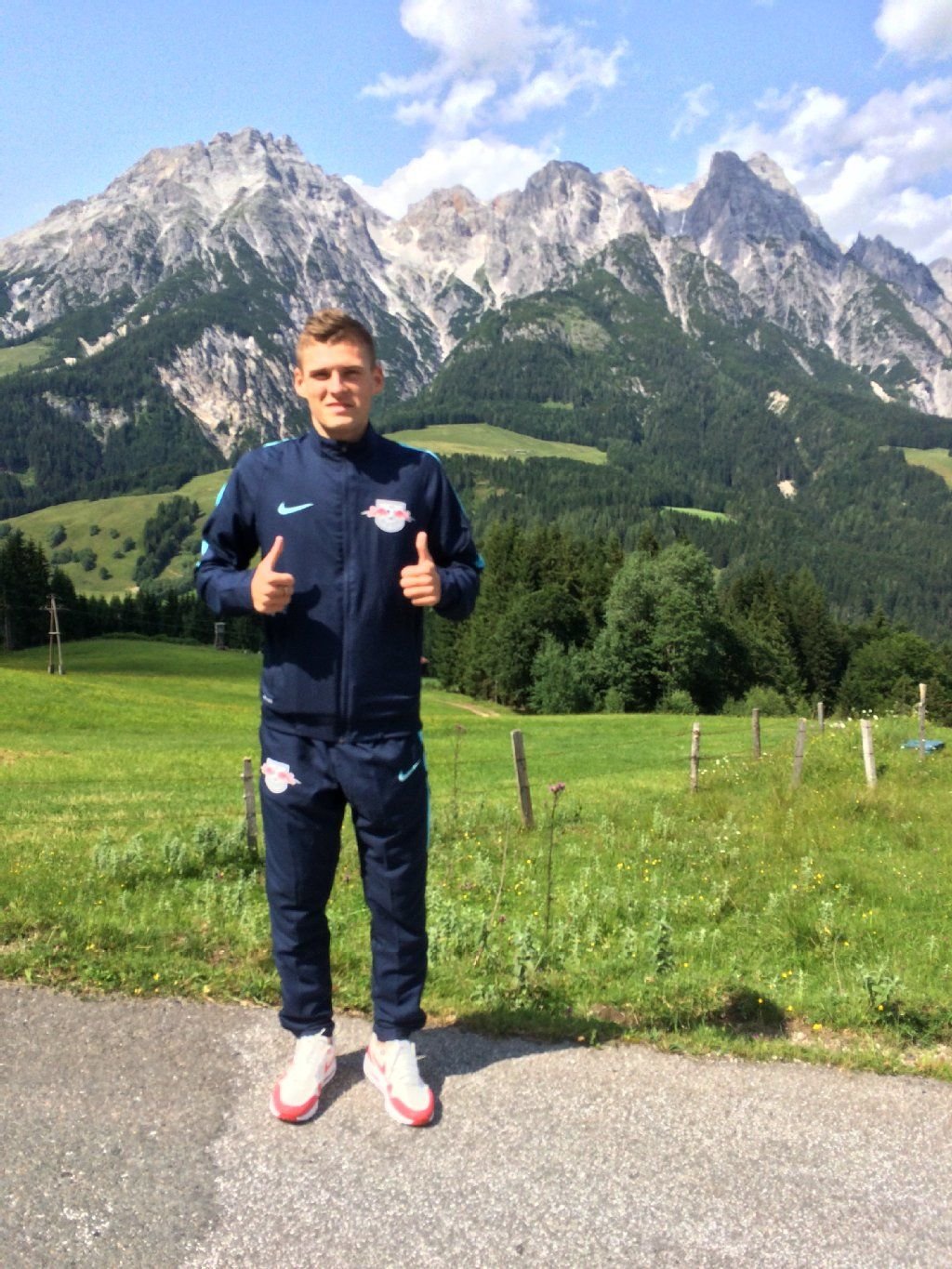 Dmitri Skopintsev vor dem malerischen Alpenpanorama
