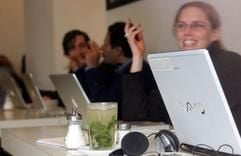 Gäste sitzen im Internetcafe «St. Oberholz» in Berlin hinter Laptops und surfen. (Foto: dpa)