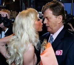 Prinz Ferfried von Hohenzollern und Tatjana Gsell kommen in Berlin zu der Premiere des Ensembles «Belle et Fou» im Belle-et-Fou-Showtheater in der Spielbank Berlin. (Foto: dpa)