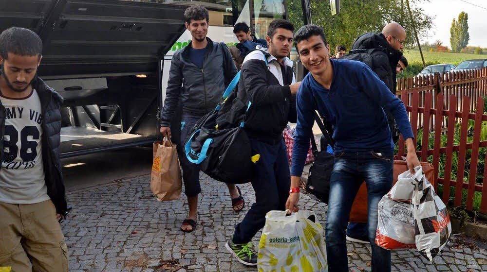 Das meiste Hab und Gut der Geflüchteten passt in ein paar Einkaufstüten. Trotz des kalten Wetters tragen viele in Ermanglung anderer Kleidung noch Sandalen und kurze Hosen.