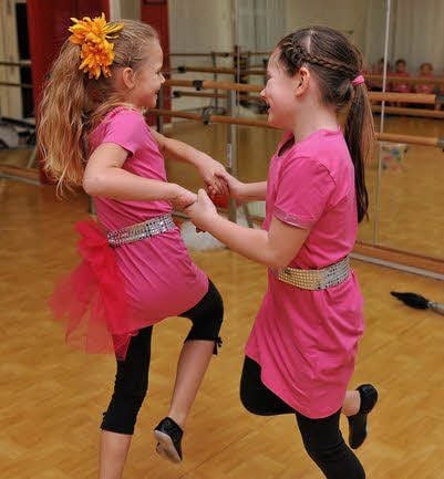 Maja und Liv haben viel Spaß an ihrem kleinen Solotanz.