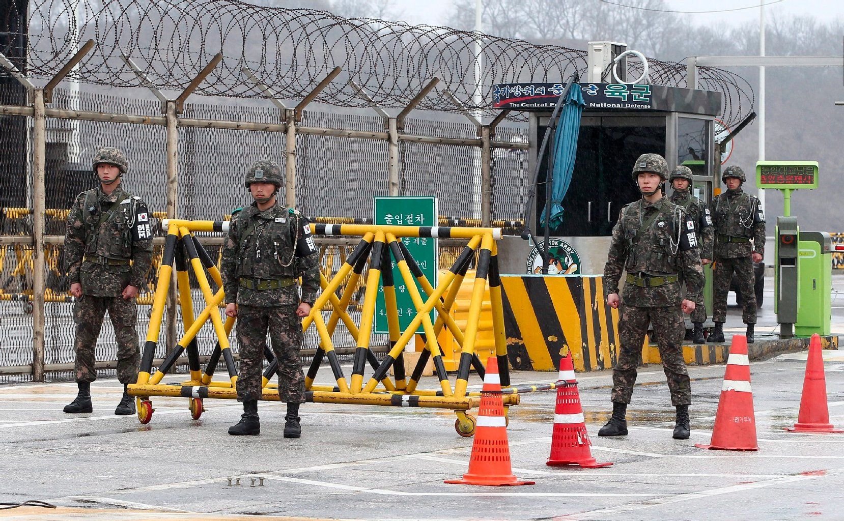 Südkoreanische Soldaten stehen an einem Kontrollpunkt zur Entmilitarisierten Zone.