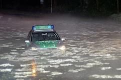 Ein Polizeifahrzeug steht am Donnerstag (8. Juli 2004) in Freiburg in einer überfluteten Bahnunterführung. Die Fahrbahn ist teilweise bis zu 60 Zentimetern überflutet. Auf dem Wasser schwimmt Hagel. Ein heftiges Unwetter mit Hagel und Regen halten die Feuerwehren im Landkreis Breisgau-Hochschwarzwald im Dauereinsatz. (Foto: dpa)
