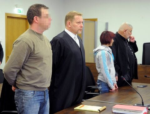 Die Angeklagten Marcel T. (l.) und Kirsten H. (2.v.r.) warten im Landgericht in Potsdam auf die Urteilsverkündung. (FOTO: DPA)
