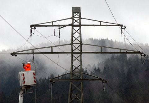 Ein Arbeiter repariert einen Schaden an einem Mast einer 20-KV-Leitung. Ein Stromschlag aus einer solchen Leitung kostete einen 18-Jährigen in Kunitz bei Jena (Thüringen) das Leben. (ARCHIVFOTO: DPA)