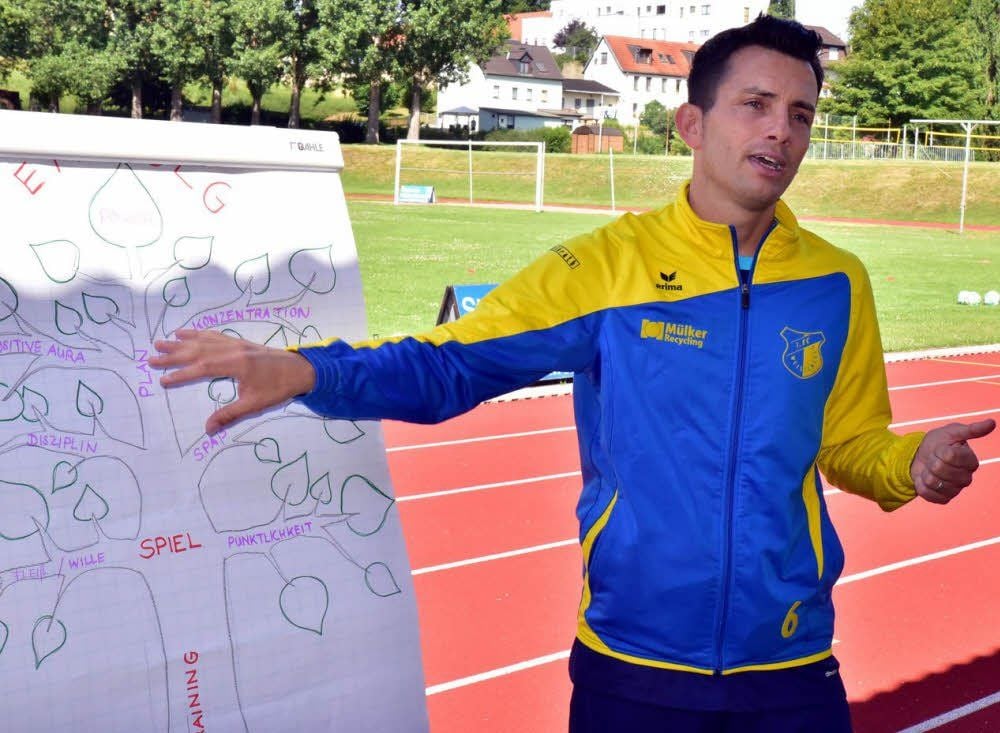 Maik Zimmermann, Trainer des 1. FC Weißenfels, bei einer Ansprache