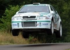 Der deutsche Rallye-Pilot Matthias Kahle und sein Beifahrer Peter Göbel im Juli mit ihrem Skoda Oktavia WRC in Aktion. (Foto: dpa)