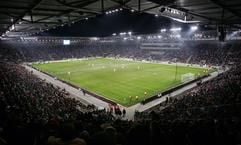 24000 Zuschauer bevölkern die erstmals fast ausverkaufte neue Fußball-Arena in Madgeburg. (Foto: dpa)