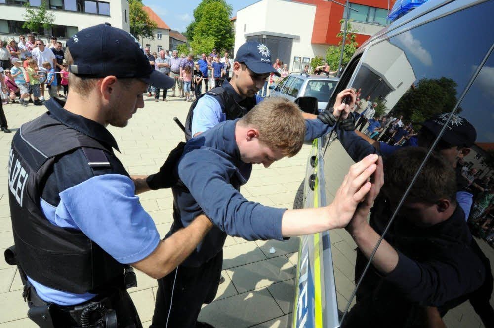 Ganz praktische Einblicke erlangen die Besucher: Der angehaltene Fahrzeugführer wird durchsucht, er leistete Widerstand bei der Kontrolle.