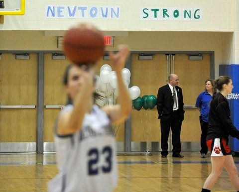Am Mittwoch fand in Newtown die erste Sportveranstaltung nach dem Amoklauf der vergangenen Woche statt. (FOTO: DAPD)