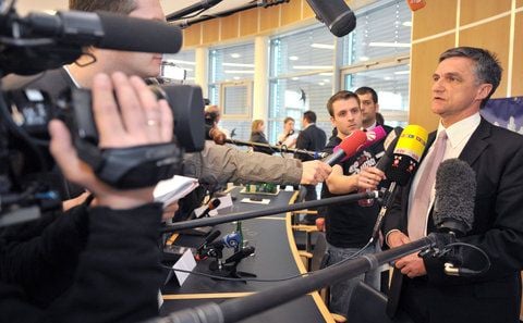 Kriminaldirektor Uwe Jordan, Leiter Polizeiinspektion Verden/Osterholz spricht am Freitag (15.04.2011) bei einer Pressekonferenz der SOKO Dennis in Verden zu den Medienvertretern. (FOTO: DPA)