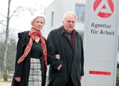Der Ministerpräsident von Sachsen-Anhalt, Wolfgang Böhmer (CDU), und seine Frau Brigitte gehen am 20. März in Lutherstadt Wittenberg zur Stimmenabgabe für die Landtagswahlen in Sachsen-Anhalt in ein Wahllokal, das in den Räumen der örtlichen Agentur für Arbeit eingerichtet wurde. (FOTO: DPA)