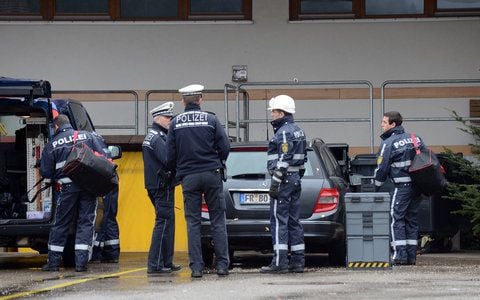 Beamte der Spurensicherung packen ihre Ausrüstung in Titisee-Neustadt vor einer ausgebrannten Behindertenwerkstatt der Caritas. (FOTO: DAPD)