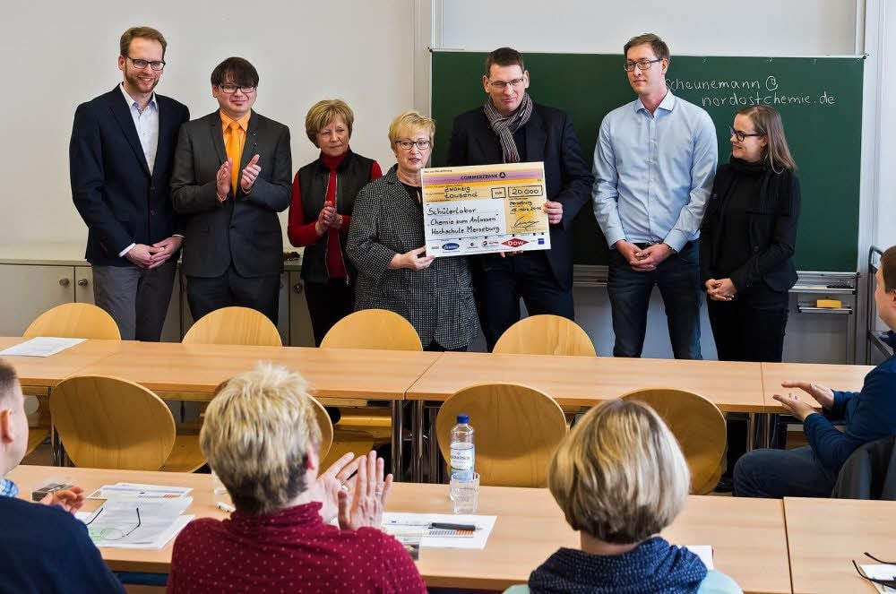 Bei der Scheckübergabe (v.l.): Stefan Möslein (Total Raffinerie), Martin Halliger (Infra Leuna), Astrid Molder (Dow Olefinverbund), Projektleiterin Almut Vogt, Kanzler der Hochschule Ulrich Müller, Richard Ratter (Domo) und Jana Scheunemann (Nordostchemie).