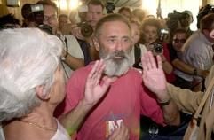 Die freigelassene Sahara-Geisel Kurt Schuster gestikuliert am Mittwoch (20.08.2003) nach ihrer Ankunft auf dem Augsburger Flughafen während einer Pressekonferenz. Insgesamt waren 14 Geiseln in der Nacht aus Bamako/Mali nach Deutschland zurückgeflogen. Rund sechs Monate waren sie in der Sahara gefangen gehalten worden. (Foto: dpa)