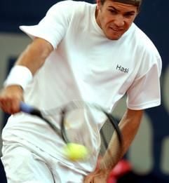 Der Deutsche Tommy Haas schlägt beim Tennis Masters Turnier am Montag (10.05.2004) gegen Vincent Spadea (USA) auf dem Centre Court am Hamburger Rothenbaum einen Rückhandball. Haas gewann das Match mit 6:0, nachdem Spadea verletzungsbedingt aufgeben musste. (Foto: dpa)