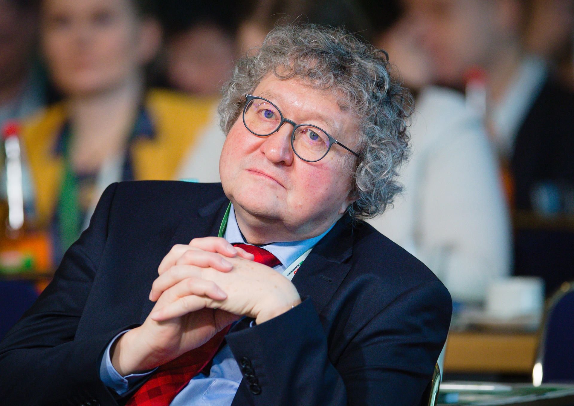 Der Dresdner Universitätsprofessor erwägt juristische Schritte gegen seinen Arbeitgeber.