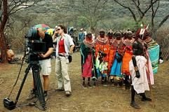 Mitglieder der deutschen Filmcrew und kenianische Statisten drehen in Ngelai in Kenia eine Szene des Films «Die Weiße Massai». (Foto: dpa)