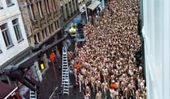 In der malerischen Altstadt von Brügge hat der US-Fotograf Spencer Tunick für eine seiner bekannten Nackt-Installationen knapp 2000 unbekleidete Menschen abgelichtet. (Foto: dpa)