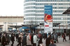 Die CeBIT ist hauptsächlich eine Messe für Fachbesucher: Doch die größte Computer- und Technikmesse der Welt lockt auch private Besucher mit viel digitaler Unterhaltungselektronik. (Foto: dpa)