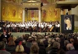 So eine Gedenkfeier hat Brandenburg in seinerjüngeren Geschichte noch nicht gesehen: An die Tausend Trauernde nahmen am Dienstag in der Nikolaikirche, dem größten Raum in Potsdam, Abschied von Regine Hildebrandt, der «Mutter Courage des Ostens». Zahlreiche Menschen harrten trotz eisigen Regens auf dem Alten Marktvor der Kirche aus, um wenigstens via Lautsprecherübertragung an dem Gedenken für ihre «Regine» teilzuhaben. In vielen Gesichtern war Fassungslosigkeit darüber zu lesen, dass die rastlose und scheinbarnimmermüde Frau, die so tapfer und öffentlich gegen den Krebs gekämpft hatte, nun doch der heimtückischen Krankheit unterlegen war.
