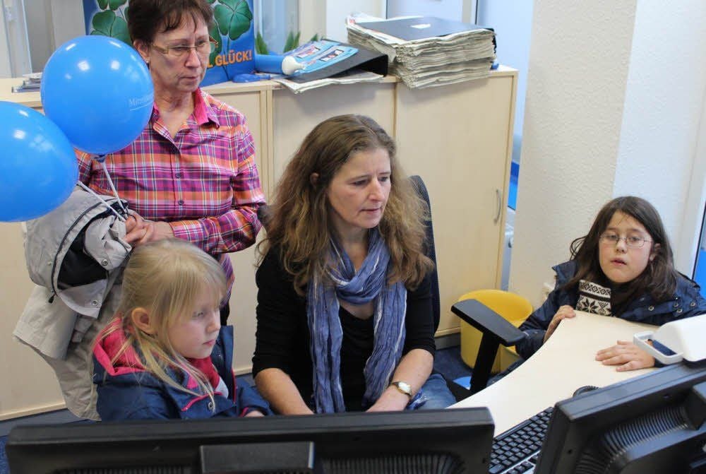 MZ-Redakteurin Silke Ungefroren zeigt dem Nachwuchs, wie die Zeitung gemacht wird.