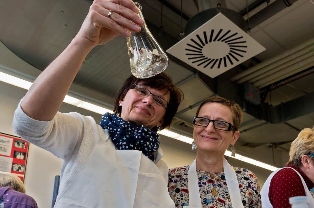 Die Lehrerinnen Annett Gorsler und Kirsten Hüttig-Herrmann wollen Indigo in Jeans nachweisen.