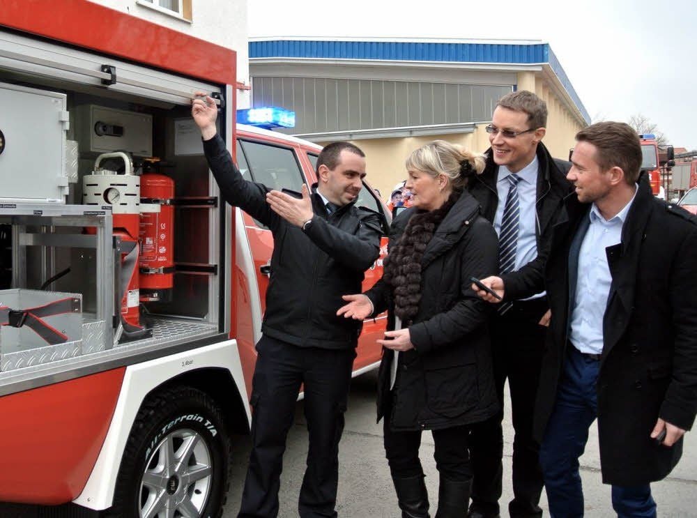 Der Theißener Wehrleiter Kay Kollenbach (links) erklärt Kerstin Dreblow, Henrik Otto und Gilbert Baumann das neue Fahrzeug.