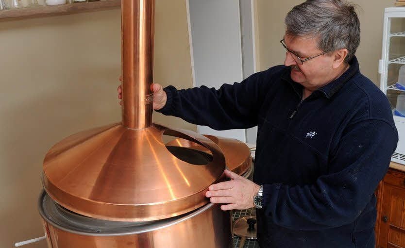 Braumeister Siegfried Oppermann überwacht den Brauvorgang.