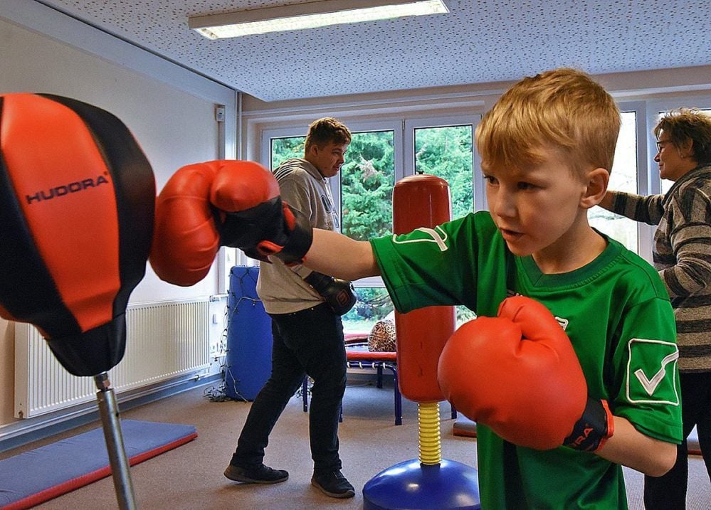 Jeremy (vorn) und Lucas verausgaben sich beim Boxen.