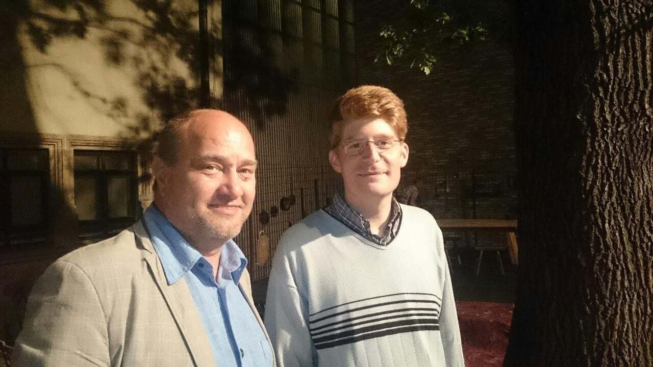 Theaterintendant Ulrich Fischer (l.) und Daniel Leis, der neue Chef der Lutherstiftung in Eisleben.