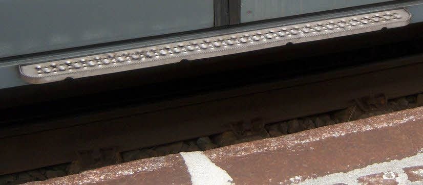 Es ist unschwer zu erkennen, dass die Höhendifferenz zwischen Einstieg und Bahnsteigoberkante in Linda schon mehr als beträchtlich ist.