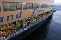 Schäden an der Staten Island Fähre Andrew J. Barberi, welche am Mittwoch in New York in einen tödlichen Unfall verwickelt war. Das Foto wurde vom National Transportation Safety Board (NTSB) veröffentlicht. (Foto: dpa)