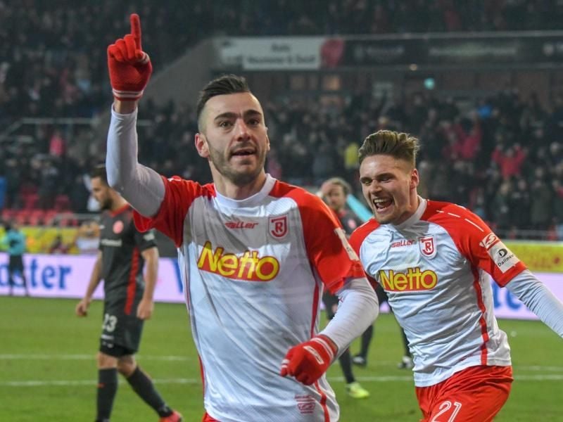 Torschütze Sargis Adamyan (l) von Jahn Regensburg jubelt neben Jonas Nietfeld nach seinem Treffer zum 4:3 gegen Düsseldorf. Foto: Armin Weigel