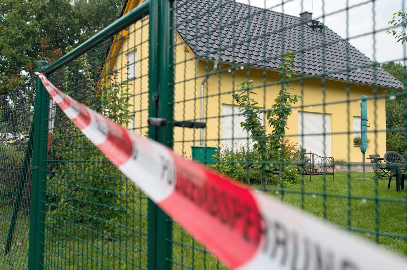 Ein von der Polizei am 13.08.2013 abgesperrtes Einfamilienhaus in Werben im Landkreis Spree-Neiße (Brandenburg).
