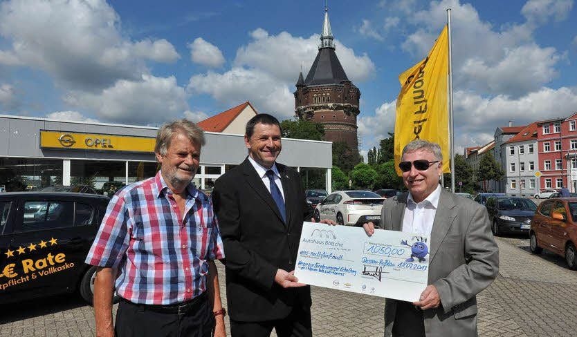 Wilhelm Kleinschmidt (l.) und Hans Tobler (r.) erhalten von Knut Kießling vom Autohaus Böttche eine Spende für den Neuen Wasserturm.