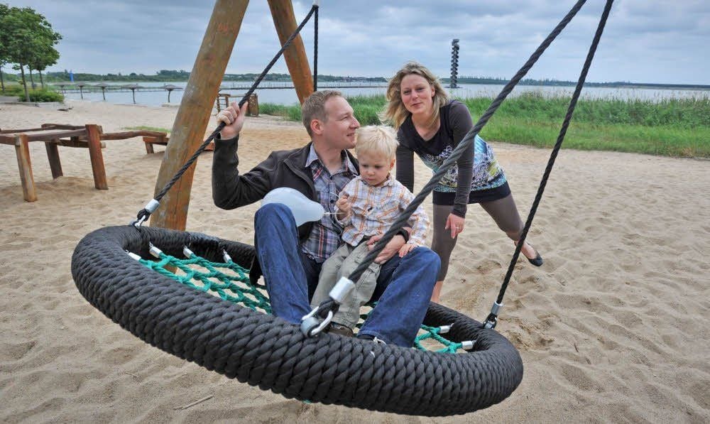 Schaukeln statt Heiraten: Antje Mathias, Michael Adler und Sohn Paul kommen derzeit nur bis ans Ufer der Goitzsche.
