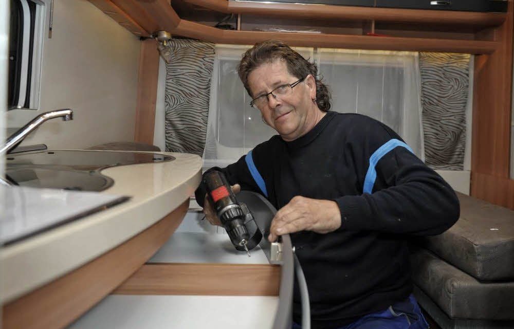 Bildtext Zu den Aufgaben Klaus-Peter Hoffmanns im Caravan-Center Lehe gehört neben der Werkstattarbeit auch die Verkaufsvorbereitung und Aufbereitung der Fahrzeuge.