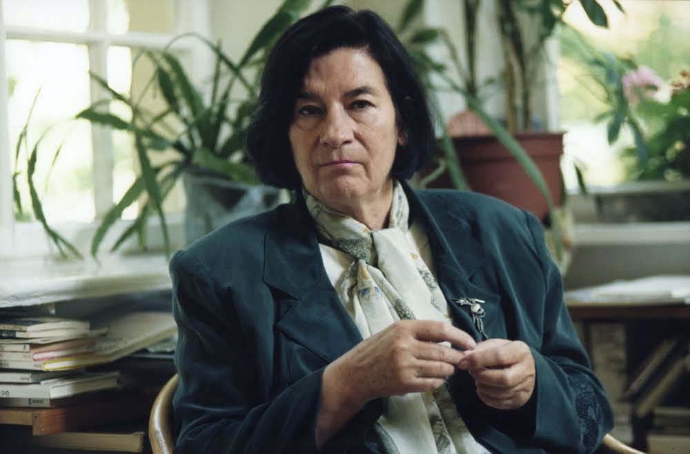 Christa Wolf 1996 im Wintergarten ihrer Wohnung am Amalienpark in Berlin-Pankow