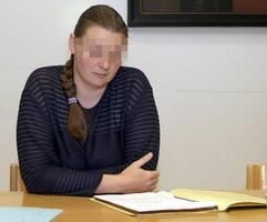 Die Mutter von Findelkind Pauline sitzt am Mittwoch (20.07.2005) vor der Verhandlung im Gerichtssaal in Jever (Kreis Ammerland). (Foto: dpa)