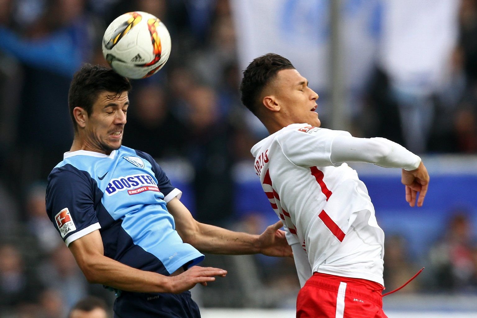 Anthony Losilla vom VfL Bochum (li.) und Davie Selke vom RB Leipzig im Kopfballduell.