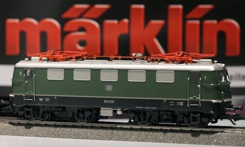 Eine Lokomotive von Märklin, eine E41-Elektrolok, steht in einem Fachgeschäft für Modelleisenbahnen auf einem Gleis. (FOTO: ARCHIV/DPA)
