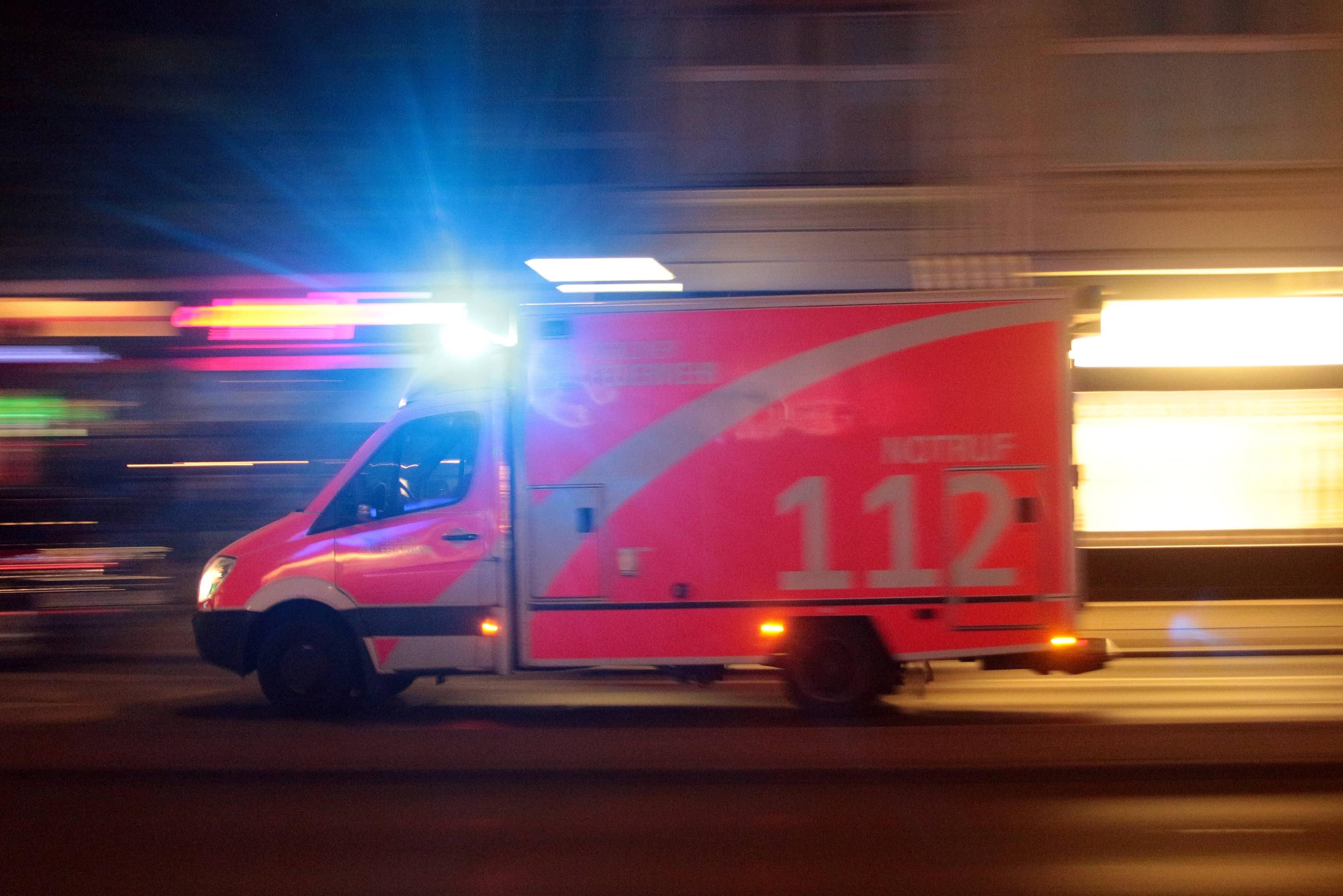 Ein Rettungswagen in der Nacht.
